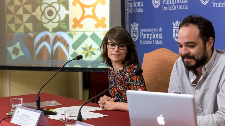 Maider Beloki, concejala de Cultura, presenta el programa de San Fermín 2016 acompañada de Edmundo Irujo, director artístico de la empresa que lo ha diseñado. IÑIGO ALZUGARA (5)