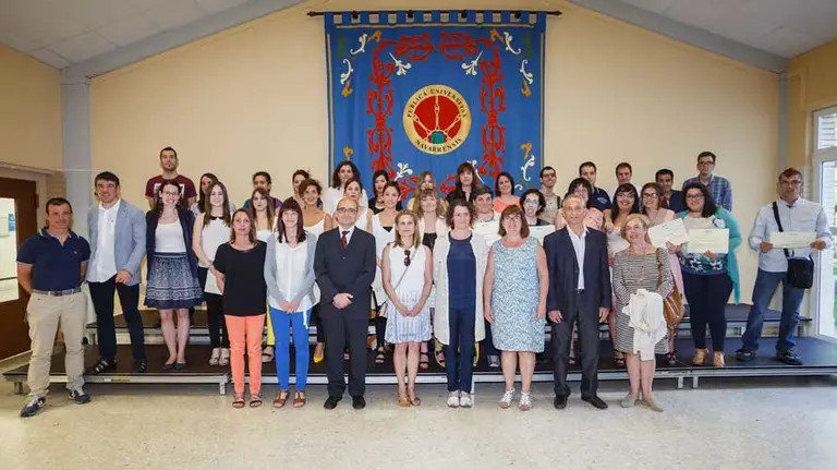 Profesores y estudiantes de los dos cursos posan en la UPNA tras celebrarse el acto de graduación.