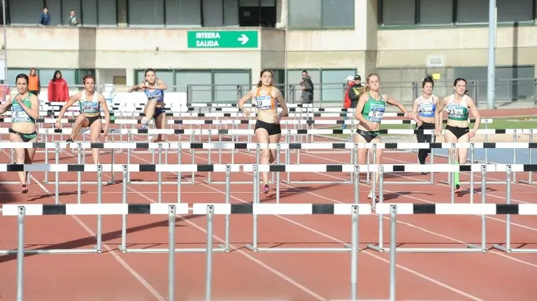 Pista de atletismo del estadio del Pamplona Atlético. ÁLVARO RUBIO