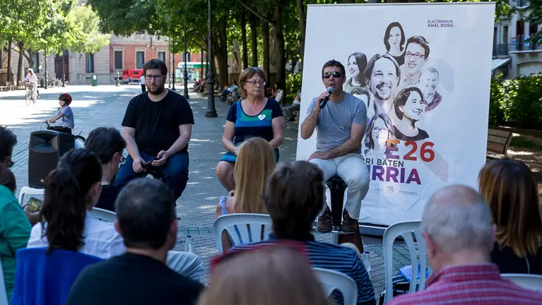 Acto electoral de Unidos Podemos con los candidatos Sofía Perez y Eduardo Santos y el eurodiputado Miguel Urban (3). IÑIGO ALZUGARAY