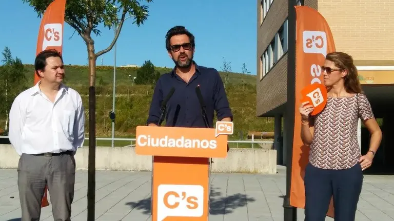 Manuel Mozota, Ramón Romero y Ruth Goñi, de Ciudadanos Navarra, en Mutilva.
