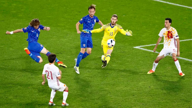 Football Soccer - Croatia v Spain - EURO 2016 - Group D - Stade de Bordeaux, Bordeaux, France - 21/6/16
Croatia's Tin Jedvaj has a shot at goal saved by Spain's David de Gea
REUTERS/Regis Duvignau 
LivepicCODE: X01095