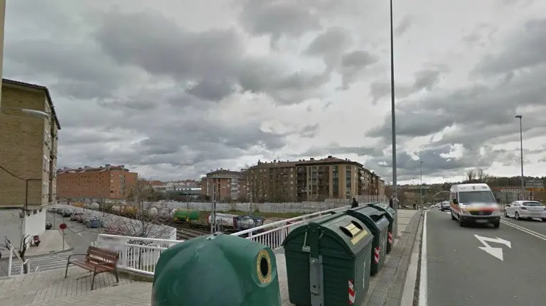 Avenida de Guipúzcoa, a la altura de las vías de tren de Pamplona. 