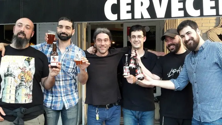 -De izquierda a derecha Javier Zornoza (Brew&roll), Borja Lara (Morlaco), Akui Lerti (Akui), Iker Moreno (Biribil), Carlos López (Brew&roll) y David Salinas (Morlaco).