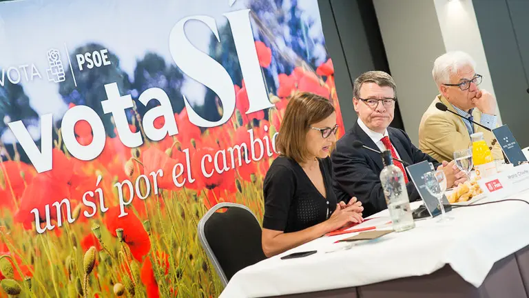 María Chivite, Jordi Sevilla y Jesús Mari Fernández en un acto de campaña. PABLO LASAOSA 04