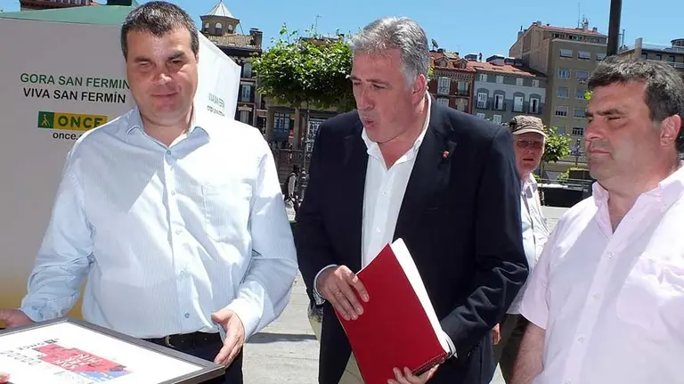 Jesús Buitrago, Delegado de la ONCE en Navarra, el alcalde de Pamplon, Ioseba Asirón y Valentin Fortún Presidente Territorial de la ONCE. S. REDíN (3)