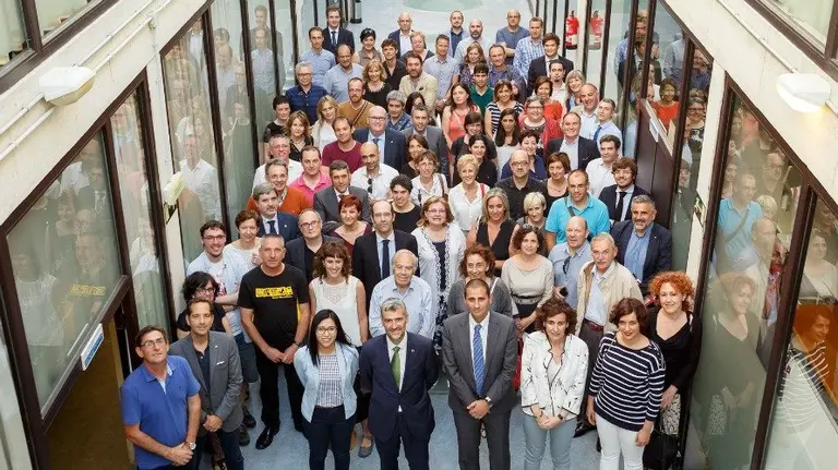Los representantes de las entidades y las autoridades académicas en la ceremonia. UPNA