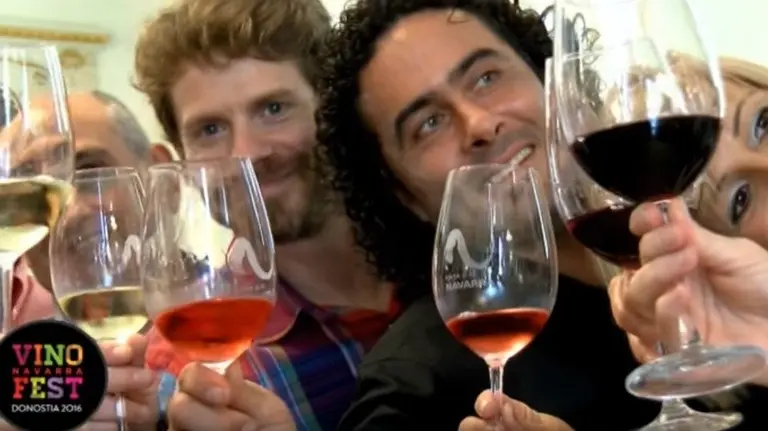 Más de 40 bares participan en la V edición de Vinofest Navarra en San Sebastián.