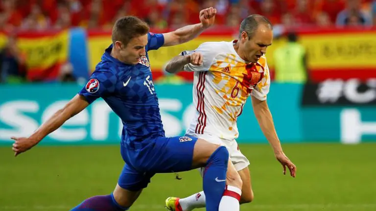 Iniesta puga por un balón ante Croacia. Efe.