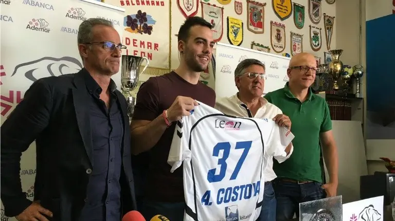 Costoya con la camiseta del Ademar León. Twitter.