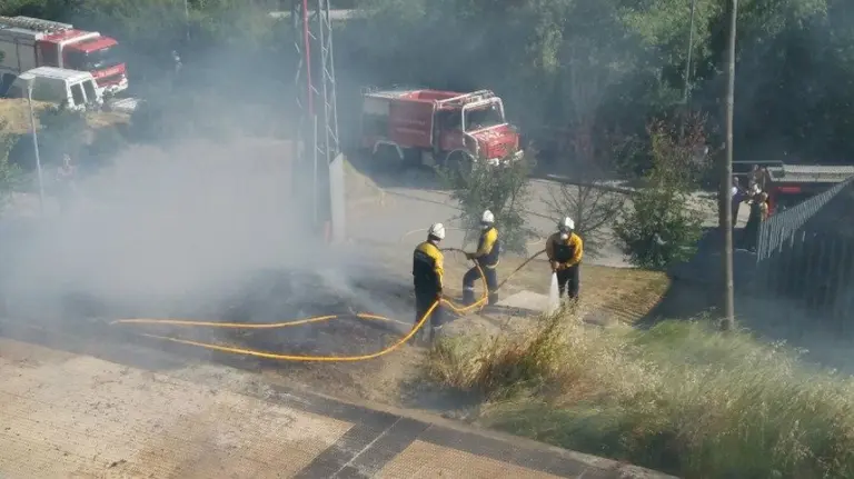 Bomberos apagando el incendio de Echavacoiz. PABLO OJER