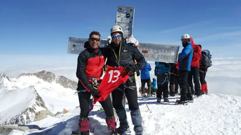 Amigos de Yeray Lana muestra su camiseta en el pico Aneto. cedida.