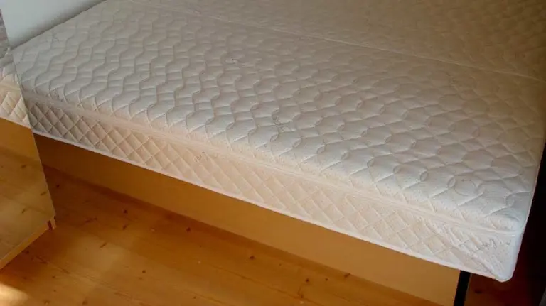 Cama con canapé.