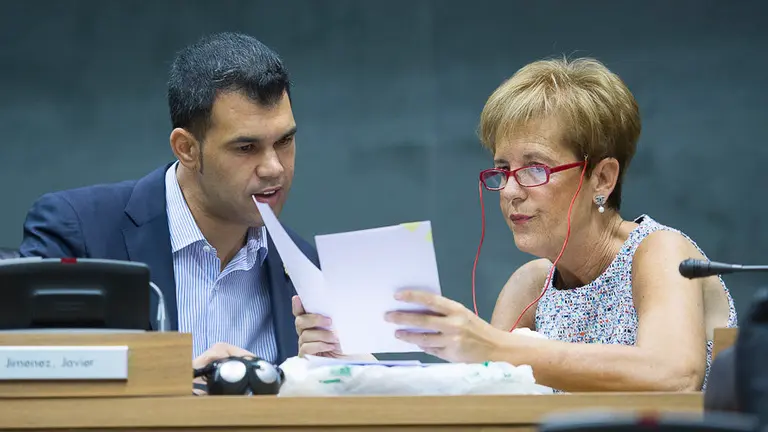 Javier García (PP) habla con Begoña Ganuza (UPN) en el Parlamento de Navarra. PABLO LASAOSA