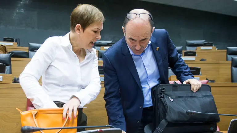 Uxue Barkos habla con Manu Ayerdi. PABLO LASAOSA