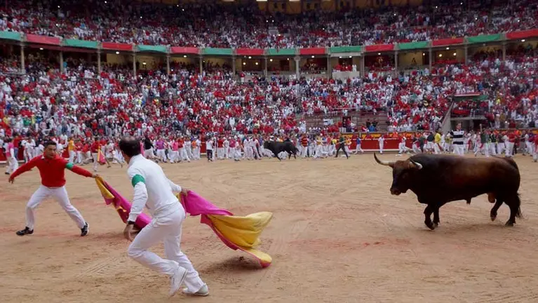 Espectáculo en la Plaza de Toros tras la llegada de los toros.