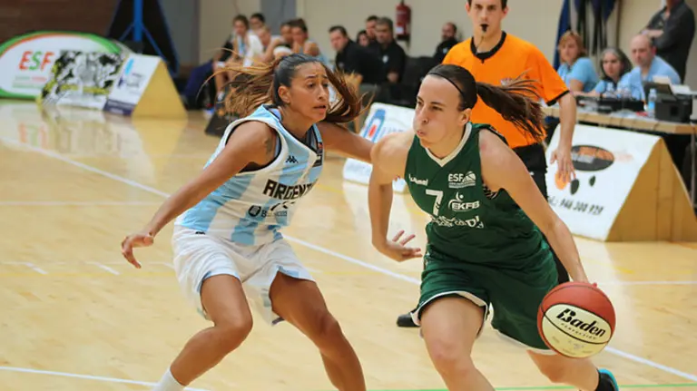 Maria Asurmendi controla el balón con la selección de Euskadi. Foto web Guernika.
