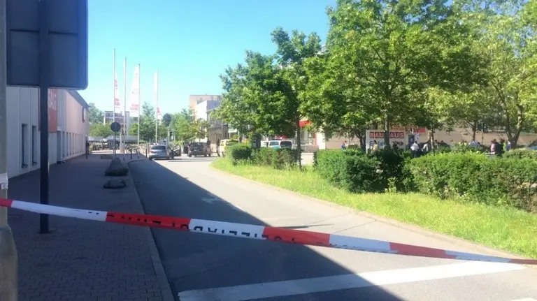 Varios heridos por un hombre armado en unos cines en el oeste de Alemania. @TorbenDegen