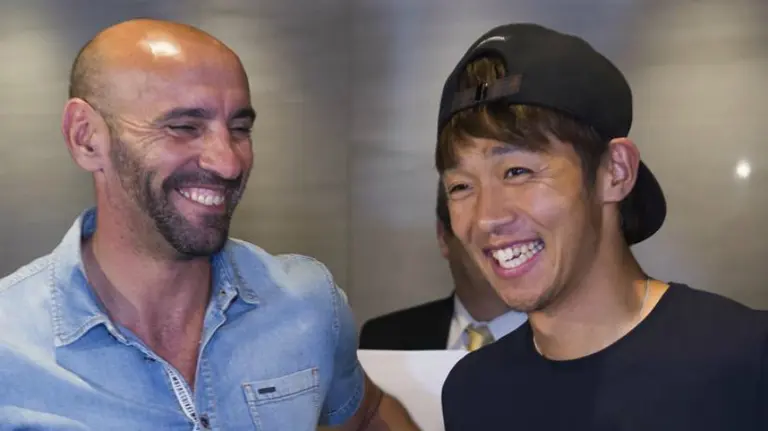 Monchi y el jugador japonés en Sevilla. Efe.