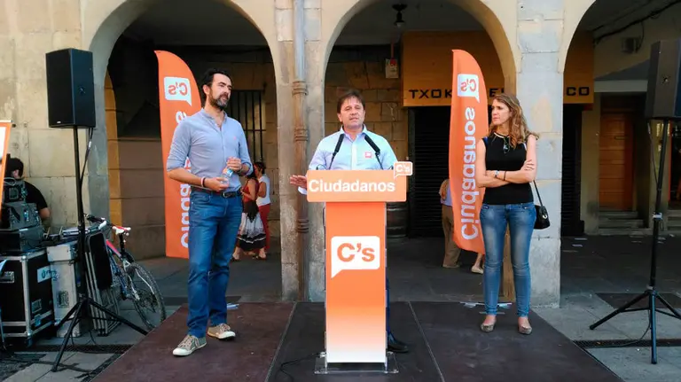 Los candidatos de Ciudadanos al Congreso, Ramón Romero y el candidato al Senado, Fernando Sesma en un acto en la Plaza del Castillo.