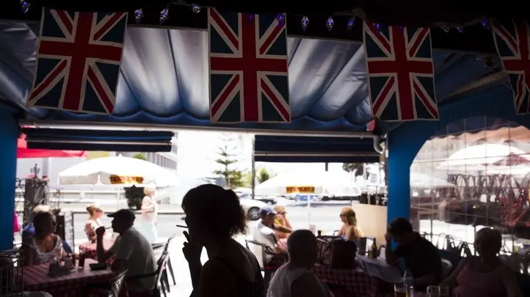Turistas británicos en la terraza de un pub inglés en Benalmádena (Málaga). EFE