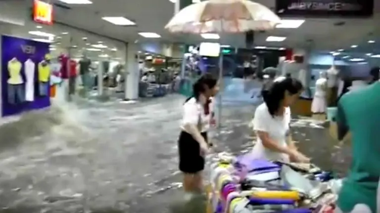 Imponente tromba de agua que arrasa un centro comercial en China.