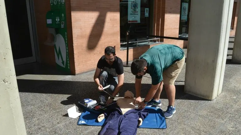 Presentación del Desfibrilador Automático en la calle Leire. CRUZ ROJA