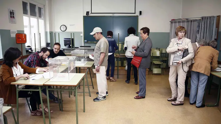 GRA007. PAMPLONA (NAVARRA) 26/06/2016.- Apertura de una mesa electoral en un colegio de Pamplona en una jornada en la que mas de 500.000 personas pueden votar en Navarra de las que 25.350 han solicitado ejercer su derecho a voto por correo. Los colegios electorales han abierto sus puertas a las 09:00 horas para recoger el voto de los más de 36,5 millones de votantes que decidirán hoy en las elecciones generales el reparto de los 350 escaños del Congreso de los Diputados y los 208 del Senado durante la próxima legislatura. EFE/Jesús Diges