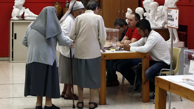 Tres monjas votan en una mesa electoral en un colegio de Pamplona en una jornada en la que mas de 500.000 personas pueden votar en Navarra de las que 25.350 han solicitado ejercer su derecho a voto por correo. Los colegios electorales han abierto sus puertas a las 09:00 horas para recoger el voto de los más de 36,5 millones de votantes que decidirán hoy en las elecciones generales el reparto de los 350 escaños del Congreso de los Diputados y los 208 del Senado durante la próxima legislatura. EFE/Jesús Diges