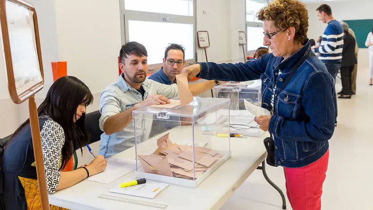 Jornada electoral en el colegio Patxi Larrainzar de Pamplona (5). IÑIGO ALZUGARAY