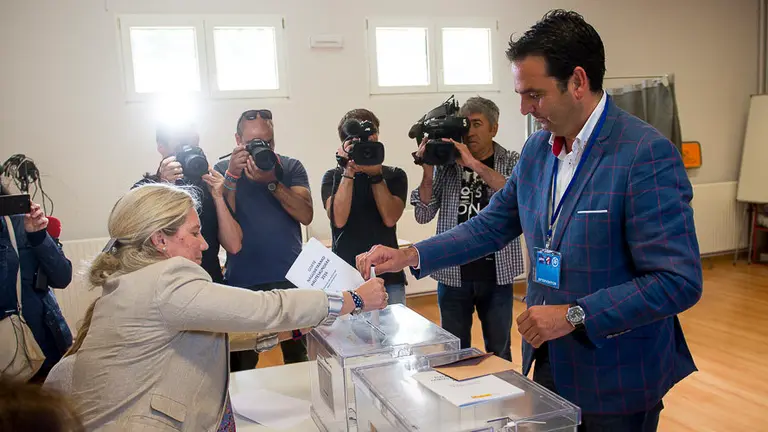 El candidato de UPN, Iñigo Alli, durante su votación. PABLO LASAOSA 02