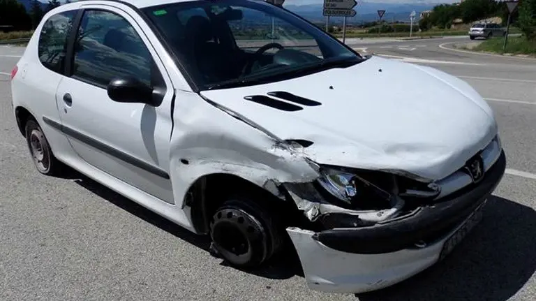 Detenido un conductor ebrio que circuló 11 kilómetros sin un neumático.