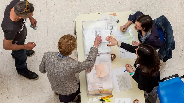 Jornada electoral en el C.P. Ermitagaña de Pamplona (4). IÑIGO ALZUGARAY
