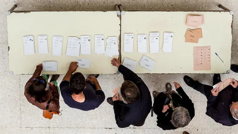 Jornada electoral en el C.P. Ermitagaña de Pamplona (7). IÑIGO ALZUGARAY