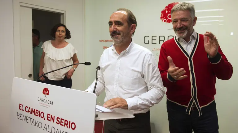GRA623. PAMPLONA (NAVARRA) 29/06/2016.- El candidato de Geroa Bai al Congreso, Daniel Innerarity (c), acompañado por militantes de su partido, durante la valoración de los resultados obtenidos tras las Eleciones Generales en los que el partido nacionalista no ha obtenido escaño. EFE/Villar López