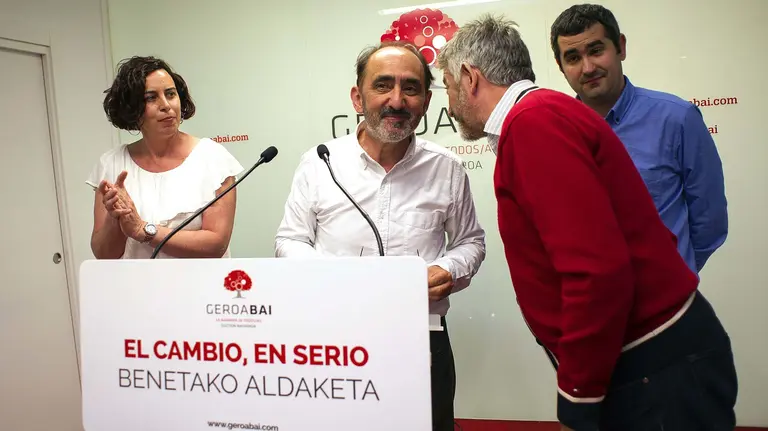 GRA620. PAMPLONA (NAVARRA) 29/06/2016.- El candidto de Geroa Bai al Congreso, Daniel Innerarity (c), acompañado de militantes de su partido durante la valoración de los resultados obtenidos tras las Eleciiones Generales en los que la formación nacionalista no ha conseguido escaño. EFE/Villar López