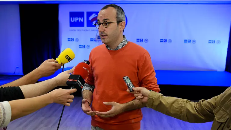 Fermín Alonso, vicesecretario de comunicación de UPN atiende a los medios de comunicación. PABLO LASAOSA