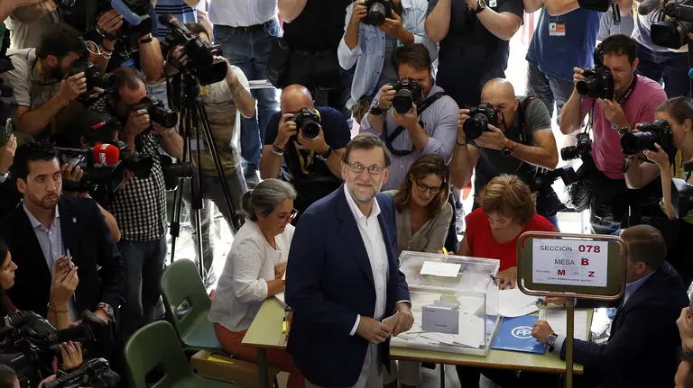 GRA145 MADRID, 26/06/2016.-El presidente del Gobierno en funciones y candidato del Partido Popular para la reelección, Mariano Rajoy, tras ejercer su derecho al voto en el colegio electoral instalado en colegio Bernadette de Aravaca en Madrid. Los colegios electorales han abierto sus puertas a las 09:00 horas para recoger el voto de los más de 36,5 millones de votantes que decidirán hoy en las elecciones generales el reparto de los 350 escaños del Congreso de los Diputados y los 208 del Senado durante la próxima legislatura. EFE/Sergio Barrenechea