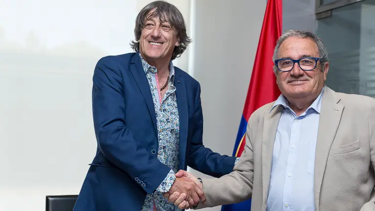 Enrique Martín firma su contrato de renovación como entrenador de Osasuna en presencia del presidente del club, Luis Sabalza (10). IÑIGO ALZUGARAY