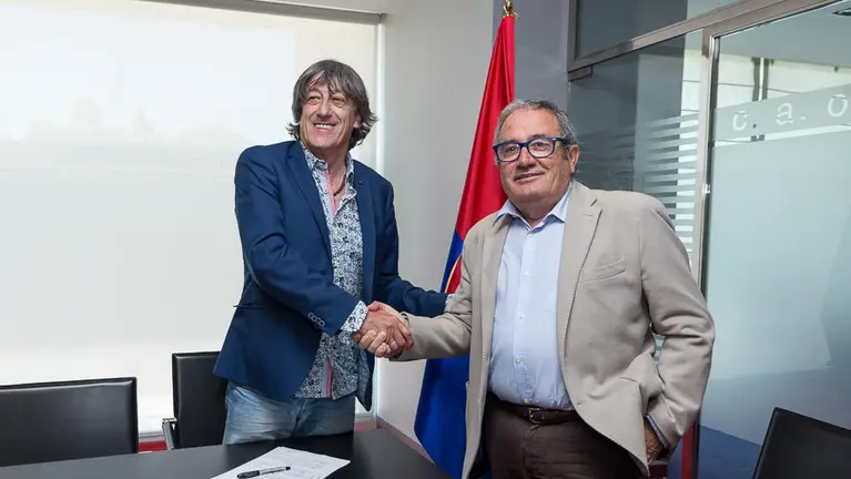 Enrique Martín firma su contrato de renovación como entrenador de Osasuna en presencia del presidente del club, Luis Sabalza (11). IÑIGO ALZUGARAY