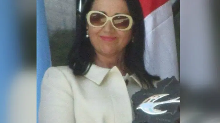 Rosa García Orellán (izq.) posa con la Anduriña de Plata de la Irmandade de Centros Galegos en Euskadi.