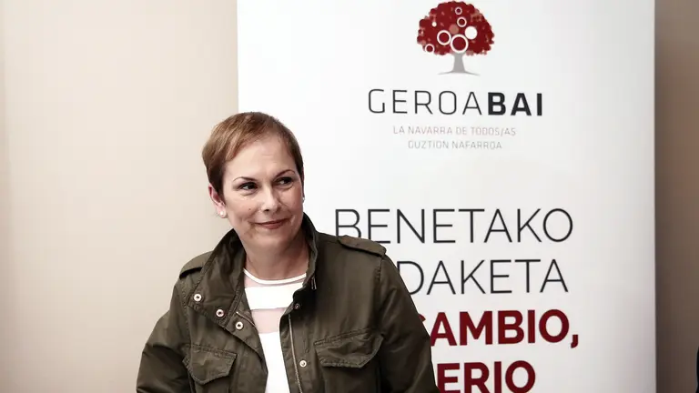 GRA491. PAMPLONA, 27/05/2016.- La presidenta del Gobierno de Navarra, Uxue Barkos, junto al filósofo y ensayista Daniel Innerarity, antes de pronunciar la conferencia con el título "Un año de cambio. Aldaketak urtebete", en un acto organizado por su partido con motivo del primer año de gobierno tras las elecciones de mayo de 2015. EFE/Jesús Diges