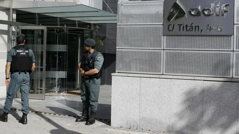 Agentes de la Guardia Civil ante la fachada sede de ADIF en la calle Titán donde se está efectuando registros . EFE.PACO CAMPOS