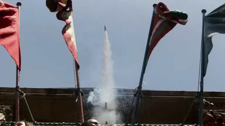 La ikurriña ondeó en la fachada del Ayuntamiento de Pamplona en San Fermín durante el Chupinazo de los Sanfermines de 2015 colocada por Bildu. REUTERS (3)