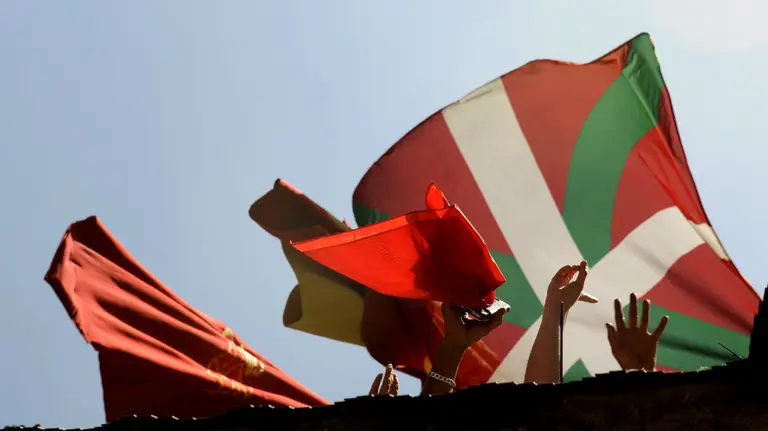 La ikurriña ondeó en la fachada del Ayuntamiento de Pamplona en San Fermín durante el Chupinazo de los Sanfermines de 2015 colocada por Bildu. REUTERS (2)