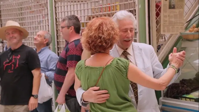 Sorprendente recibimiento de los vendedores a los clientes del mercado de Santo Domingo. 
