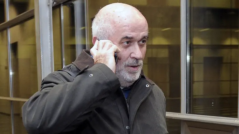 GRA343.PAMPLONA, 25/01/2016.- El consejero de Educación del Gobierno de Navarra, José Luis Mendoza, a su llegada esta tarde al Parlamento de Navarra para asistir a la reunión de la comisión de seguimiento del acuerdo programático del cuatripartito que sustenta el Gobierno de Navarra. EFE/Villar López