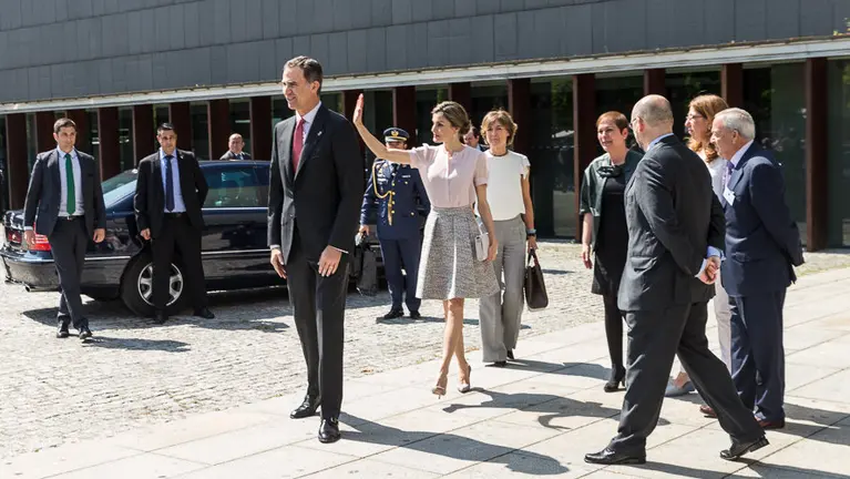 El Rey Felipe VI y Doña Letizia inauguran el IV Congreso Internacional de Arquitectura que se celebra en Baluarte acompañados por la presidenta de Navarra, Uxue Barkos y otra (4)