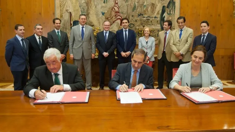 Ignacio Terés, Alfonso Sánchez-Tabernero y Cristina Muñoz, durante la firma del convenio. UNAV