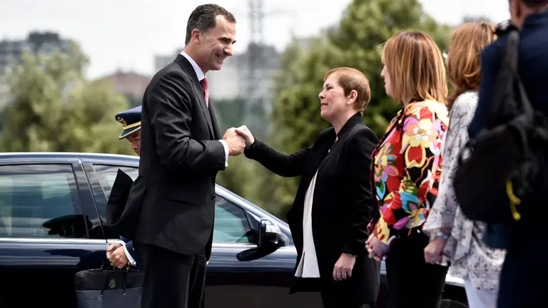 El Rey Felipe VI saluda a Uxue Barkos en presencia de Ainhoa Aznárez, presidenta del parlamento. PABLO LASAOSA.
